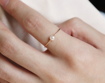 Anillo de perlas/ Anillo minimalista/Anillo delgado /Anillo diminuto/Anillo simple /anillo de apilamiento/regalo para ella/Anillo delicado/Anillo brillante/