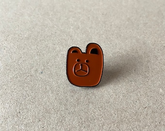 Brown bear pin badge