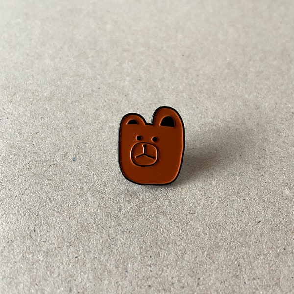 Brown bear pin badge