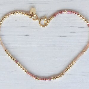 L O V E L O V E (Single) : Everyday Minimalist 14k Gold Filled Seed Bead Chain Bracelet w/ Tiny Light Pink & Rose colored seed beads.