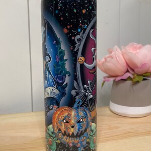 Peut inclure: Un grand gobelet cylindrique avec un motif color&eacute; sur le th&egrave;me d'Halloween. Le gobelet pr&eacute;sente un fond de ciel &eacute;toil&eacute; avec des images de Jack Skellington, Sally et une citrouille fendue. Le texte sur le gobelet se lit "In the Wind".