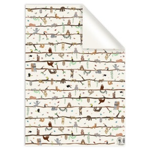 Puede incluir: Papel de regalo blanco con un patr&oacute;n repetido de perezosos colgados de ramas. Los perezosos son marrones, grises y beige. Tambi&eacute;n hay tucanes, mariposas y hojas en el patr&oacute;n.