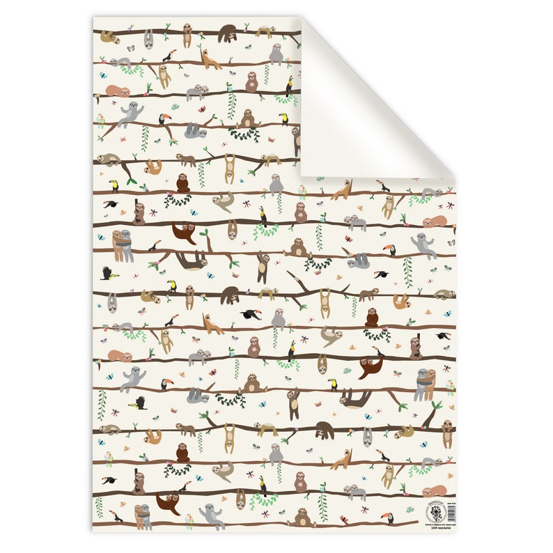 Puede incluir: Papel de regalo blanco con un patr&oacute;n repetido de perezosos colgados de ramas. Los perezosos son marrones, grises y beige. Tambi&eacute;n hay tucanes, mariposas y hojas en el patr&oacute;n.