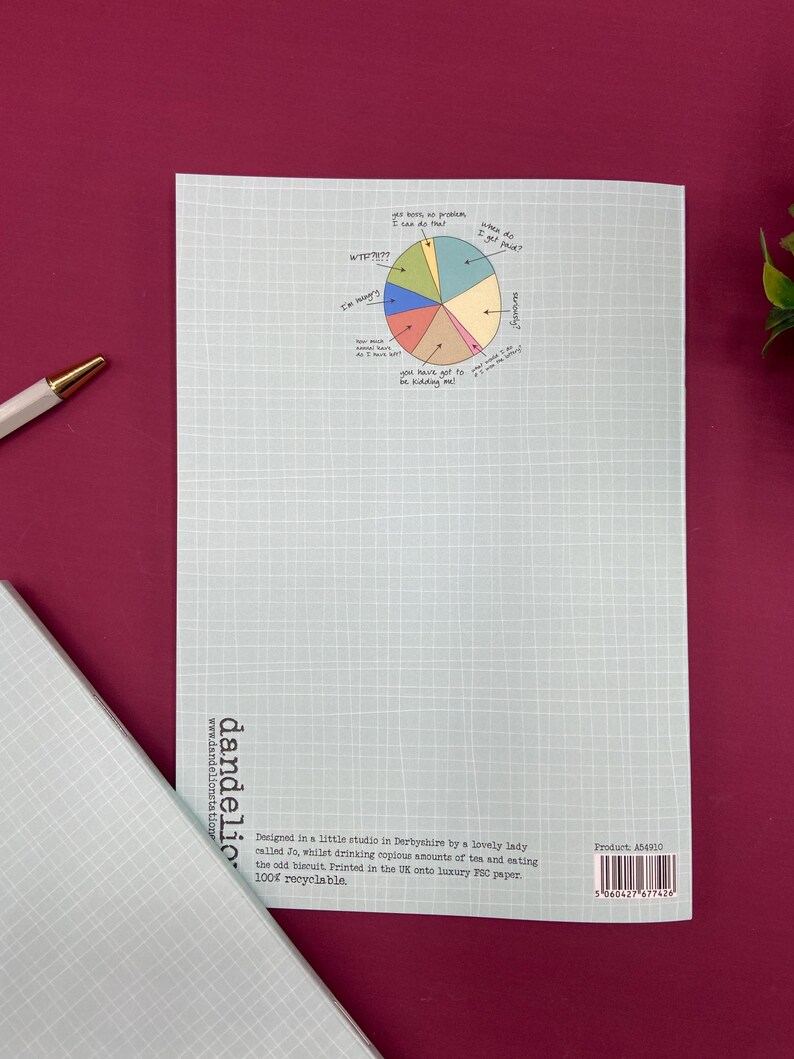 Puede incluir: Un cuaderno azul claro con un patr&oacute;n de cuadr&iacute;cula y un gr&aacute;fico circular con texto escrito a mano. El texto incluye frases como "WTF???" y "Tengo hambre". El cuaderno tambi&eacute;n tiene texto que dice "Dise&ntilde;ado en un peque&ntilde;o estudio en Derbyshire..." y un c&oacute;digo de producto.