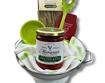 Signature Gift Basket Green: 1 Artisan Flavored Pasta & 1 (15.5 oz.) Premium Sauce