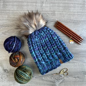 Premium Merino Wolle handgestrickte Mütze, Blaue geflochtene Herzen Strickmütze, mit abnehmbaren Kunstpelz Pom Pom - von Canyon Knits