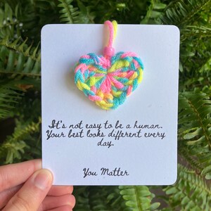 Tarjeta de corazón de ganchillo de salud mental aleatoria Amor propio y aliento
