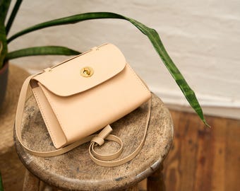 Créez votre propre sac Eve en cuir avec notre kit DIY - Fabriqué à Londres | Expérience dans une boîte | Trousse de sac à bandoulière | Projet de mode DIY