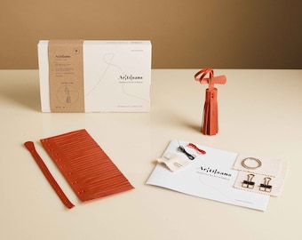 Créez votre propre pompon en cuir avec notre kit de bricolage - Fabriqué à Londres | Expérience dans une boîte | Charm de sac élégant | Cadeau idéal pour les créateurs