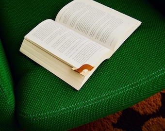 Créez votre propre marque-page d'angle en cuir avec notre kit de bricolage - Fabriqué à Londres | Expérience dans une boîte | Cadeau DIY | Accessoire de livre fait main