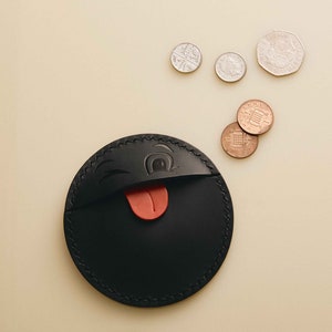 Basteln Sie Ihre eigene Leder Smiley-Geldbörse mit unserem DIY-Kit. Authentisches handgemachtes Erlebnis und eine einzigartige Geschenkidee