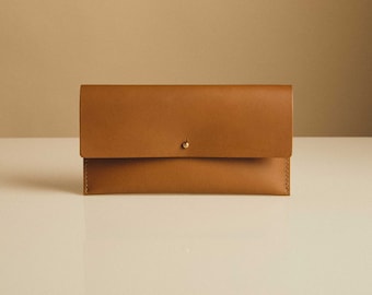 Créez votre propre pochette simple en cuir avec notre kit de bricolage - Fabriqué à Londres | Expérience dans une boîte | Kit de sac de soirée DIY | Idée cadeau fait main