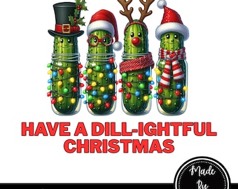 Puede incluir: Ilustración digital de cuatro pepinillos en frascos, adornados con accesorios navideños. Llevan luces de colores y gorros, gafas y bufandas. El texto "HAVE A DILL-IGHTFUL CHRISTMAS" se muestra en rojo. Descarga digital.