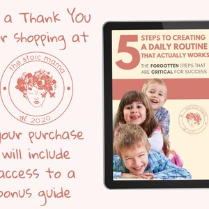 Pode incluir: Um tablet digital que exibe um gráfico rosa e branco com o texto '5 passos para criar uma rotina diária que realmente funciona' e 'Os passos esquecidos que são críticos para o sucesso'. O gráfico apresenta um grupo de crianças sorrindo e empilhadas umas sobre as outras. O tablet está em um fundo branco.
