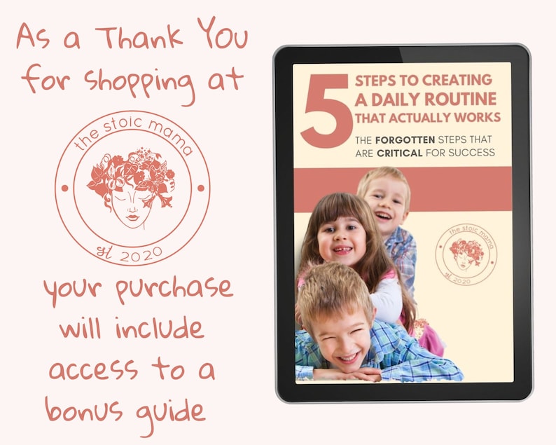 Pode incluir: Um tablet digital que exibe um gráfico rosa e branco com o texto '5 passos para criar uma rotina diária que realmente funciona' e 'Os passos esquecidos que são críticos para o sucesso'. O gráfico apresenta um grupo de crianças sorrindo e empilhadas umas sobre as outras. O tablet está em um fundo branco.