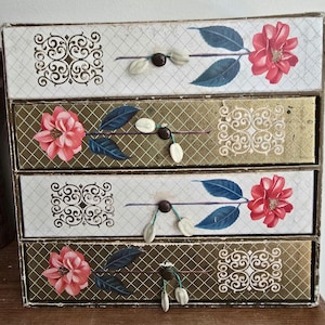 Cómoda vintage de cartón con diseño floral