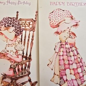 以下が含まれることがあります： 2つのヴィンテージの誕生日カード。1枚のカードには、子猫を抱いたロッキングチェアの女の子が描かれており、「Have a very Happy Birthday」と書かれています。もう1枚のカードには、子猫と「HAPPY BIRTHDAY」という文字が描かれています。