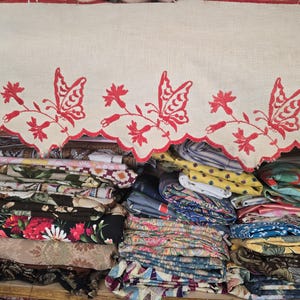 Französische Vintage Bordüre: Rote Schmetterlinge, Bogenkante, Leinenborte (28 x 226 cm)