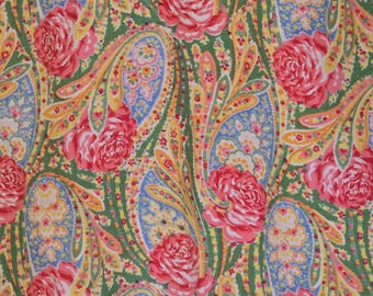 Könnte beinhalten: Ein Stoff mit Paisley-Muster mit rosa Rosen und gelben, blauen und grünen Akzenten.