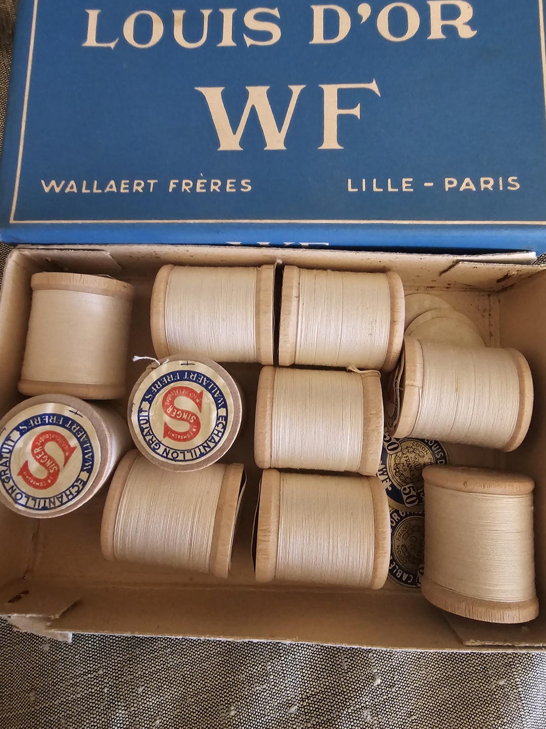 Gravure De Bobine En Bois à Fil Dessin De Bobine De Couture | Vecteur Premium