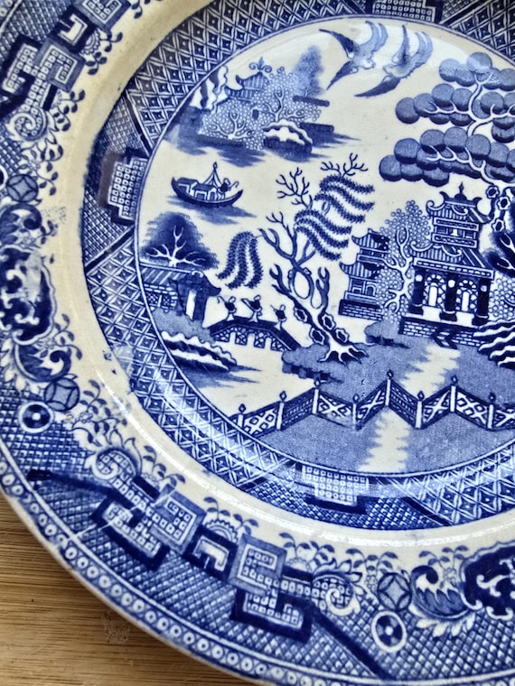 アンティークの青い柳模様の皿、ヴィクトリア朝時代の転写プリント食器
