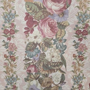 Può includere: Motivo floreale vintage con rose, margherite e altri fiori nei toni del rosa, viola e verde. Lo sfondo è rosa chiaro con un sottile motivo damascato. L'insieme evoca uno stile romantico e retrò.