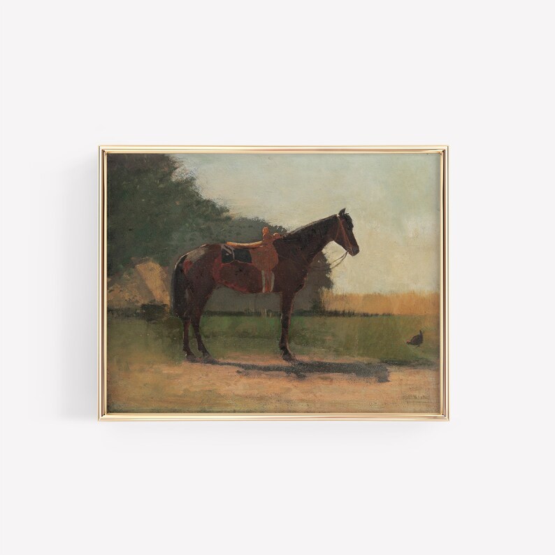 Puede incluir: Una pintura de un caballo marr&oacute;n con una silla de montar de pie en un campo. El caballo est&aacute; mirando hacia la derecha y tiene una larga melena fluida. El campo es verde y hay &aacute;rboles en el fondo. La pintura est&aacute; enmarcada en oro.