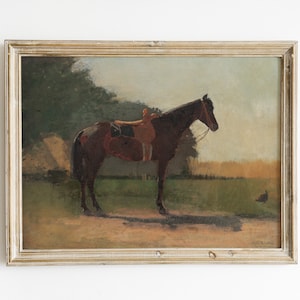 Puede incluir: Una pintura al &oacute;leo enmarcada de un caballo marr&oacute;n con una silla de montar de pie en un campo. El caballo est&aacute; mirando hacia la derecha y tiene una larga melena fluida. El campo es verde y hay un peque&ntilde;o p&aacute;jaro en el fondo.
