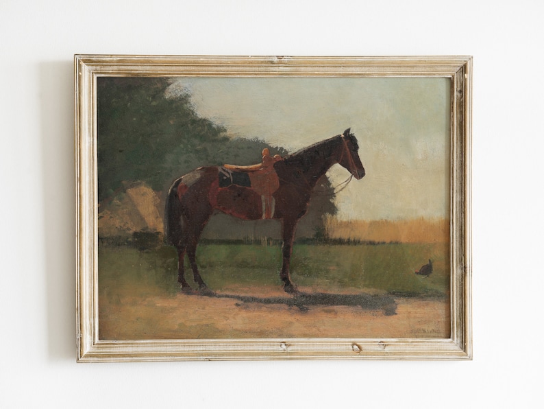 Puede incluir: Una pintura al &oacute;leo enmarcada de un caballo marr&oacute;n con una silla de montar de pie en un campo. El caballo est&aacute; mirando hacia la derecha y tiene una larga melena fluida. El campo es verde y hay un peque&ntilde;o p&aacute;jaro en el fondo.