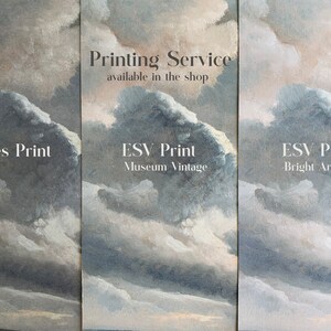 Puede incluir: Se muestran tres opciones de impresi&oacute;n diferentes sobre un fondo de pintura de un cielo nublado. Las opciones son Staples Print, ESV Print Museum Vintage y ESV Print Bright Archival. El texto "Printing Service available in the shop" est&aacute; en la parte superior de la imagen.