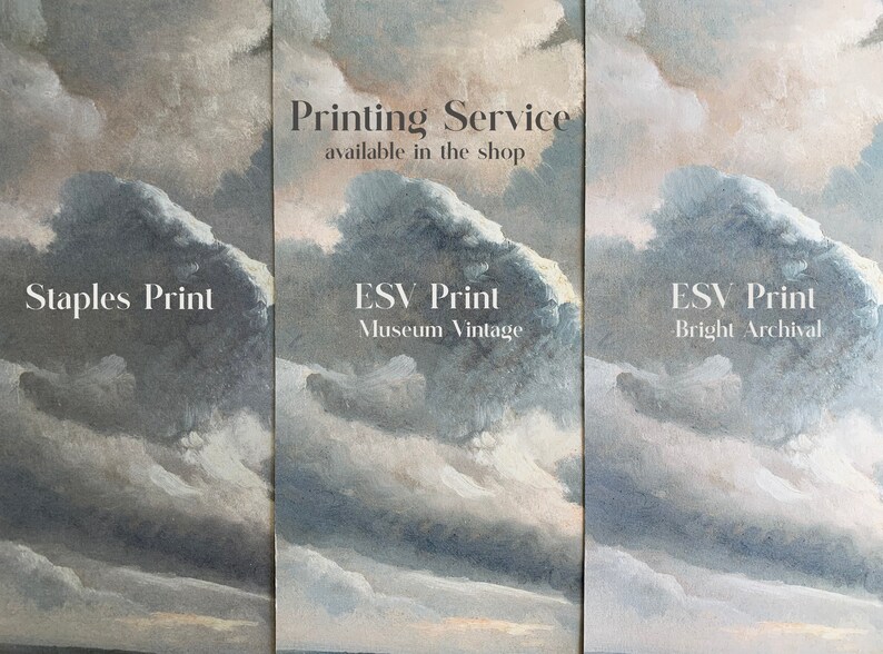 Puede incluir: Se muestran tres opciones de impresi&oacute;n diferentes sobre un fondo de pintura de un cielo nublado. Las opciones son Staples Print, ESV Print Museum Vintage y ESV Print Bright Archival. El texto "Printing Service available in the shop" est&aacute; en la parte superior de la imagen.