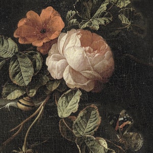 Pode incluir: Uma pintura de natureza morta com uma rosa rosa, uma papoula vermelha e folhas verdes sobre um fundo escuro. A pintura tem um aspeto vintage e antigo.