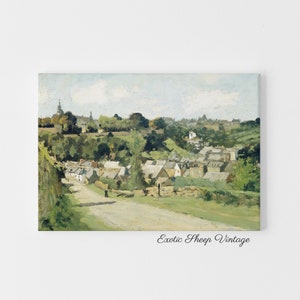 Pu&ograve; includere: Un dipinto vintage che raffigura una piccola citt&agrave; incastonata in una valle. La citt&agrave; &egrave; circondata da alberi verdi lussureggianti e colline. Una strada tortuosa conduce alla citt&agrave;, con alcune figure che la percorrono. Il cielo &egrave; di un azzurro chiaro con nuvole bianche e soffici.