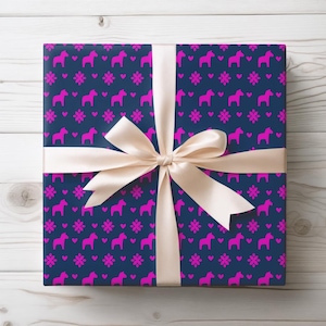 Confezione di carta da regalo rosa per San Valentino con cavallo Dala svedese, arte popolare scandinava, decorazioni natalizie nordiche, idea regalo per lei in Svezia