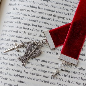 Marcapáginas de cinta de terciopelo burdeos con alas de ángel y espada de Hunt, regalo para amantes de los libros, regalo para ella, regalo para lectores, marcapáginas de fantasía