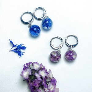Handmade Silver Huggie Hoops With Real Flowers, Minimalist Flower Hoop Earrings,Resin Flower ball Earrings, S925 Sliver Hoops
