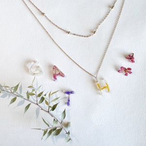 Collar de doble capa con botánicos reales, collares de capas personalizados, colgante de letra para amigos, collar de resina