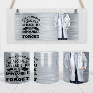 Op de afbeelding: Twee witte keramische mokken met een zilver metallic ontwerp. Eén mok heeft een afbeelding van een dokter in een witte jas met een stethoscoop. De andere mok heeft de tekst "Een echt geweldige dokter is moeilijk te vinden en onmogelijk te vergeten".