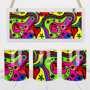 Puede incluir: Tres tazas de cerámica blanca con un diseño abstracto colorido con espirales, corazones y estrellas. El diseño es una mezcla de rosa, verde, amarillo, azul, rojo y negro.