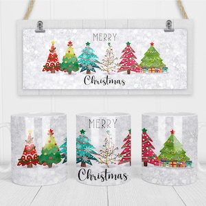 Puede incluir: Dos tazas blancas con un diseño de árbol de Navidad. Las tazas muestran una fila de cinco árboles de Navidad con el texto "Feliz Navidad" encima. Los árboles están decorados con adornos, luces y regalos.