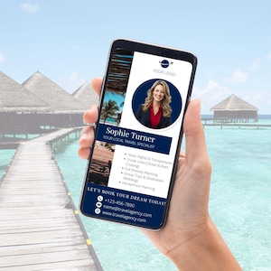Könnte beinhalten: Ein Smartphone zeigt eine Visitenkarte eines Reiseexperten. Die Karte zeigt ein Foto von Sophie Turner, Kontaktdaten und angebotene Dienstleistungen wie Hotelbuchungen, Kreuzfahrten und Reiseplanung. Der Hintergrund zeigt eine tropische Strandszene mit Stegen und Hütten.