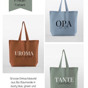 May include: Three tote bags made from organic cotton in dusty blue, green, and terracotta. The bags feature personalised text, including "OPA seit 2024", "UROMA Marie Jonas Karl", and "TANTE Charlotte Max". The bags are 35 x 39 x 3.5 cm.