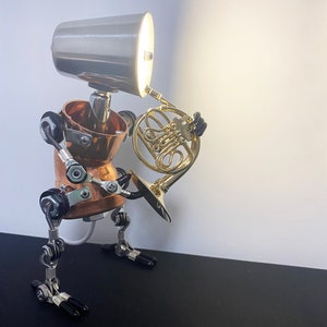 フレンチホルン奏者ランプ | スチームパンク ロボット デスクランプ | スタジオ用音楽装飾 | フレンチホルン奏者ギフト
