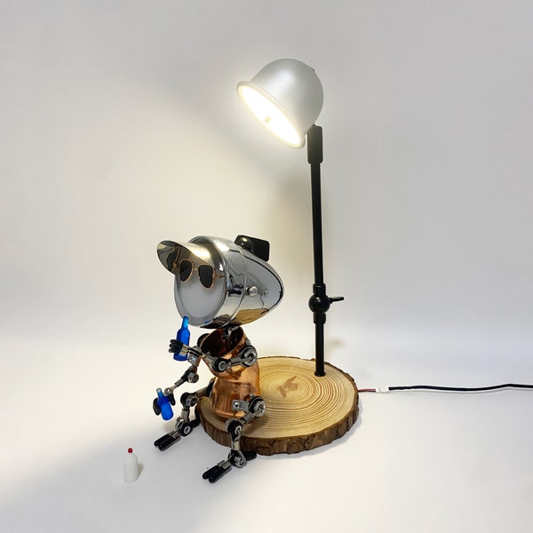 Robot avec des verres buvant sous un réverbère / Lampe de table décorative de bar / Cadeaux pour barmans