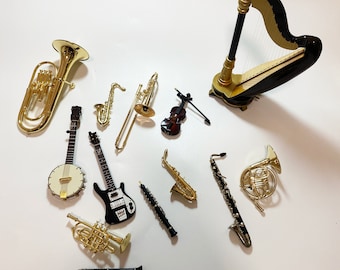 Mini Guitare Décorative Réaliste – Modèle Réduit En Bois Et Cuivre Pour Décoration Maison Ou Accessoire Photo
