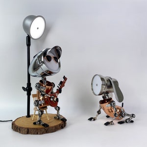 Spela mandolin under ljuset med en lojal hundlyssnare | Mandolinlampa | musikrumsinredning | present till klassisk musikälskare