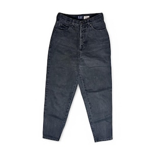 Puede incluir: Un par de vaqueros Gap grises oscuros de cintura alta. Los vaqueros tienen cierre de botón y cremallera, bolsillos y pernera recta. El logo de Gap es visible en la cinturilla trasera. Los vaqueros son de mezclilla.