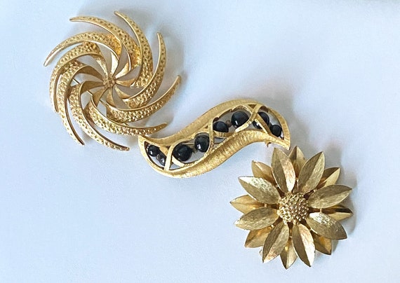 Vintage Flower Brooch, Sarah Coventry Gold-Tone D… - image 9