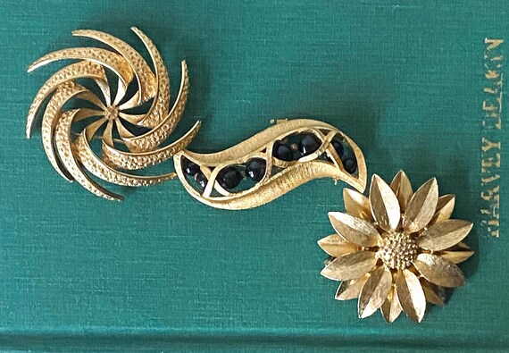 Vintage Flower Brooch, Sarah Coventry Gold-Tone D… - image 10