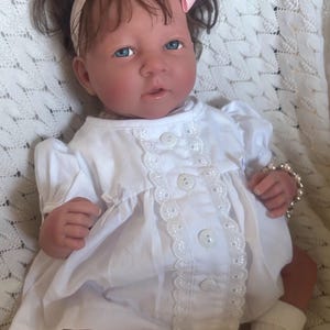 Lalka niemowlęca Reborn Berenguer z brązowymi włosami i niebieskimi oczami